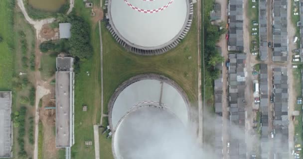 Central térmica, vista desde altura para tuberías, el vapor y el humo de las pipas, vista aérea de la planta de ogeneration. — Vídeo de stock