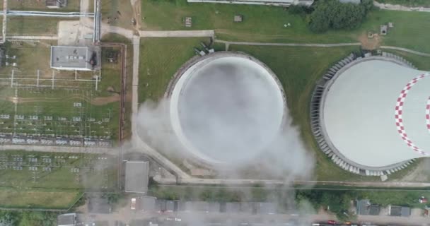 Central térmica, vista desde altura para tuberías, el vapor y el humo de las pipas, vista aérea de la planta de ogeneration. — Vídeo de stock