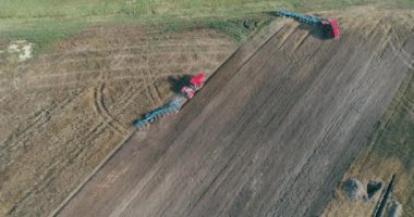 Kırsal ve tarım, tahıl Ekim, çiftlik traktör toprak pulluk alanındaki, yükseklikten görüntüleyin.