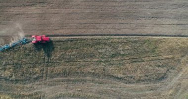 Kırsal ve tarım, tahıl Ekim, çiftlik traktör toprak pulluk alanındaki, yükseklikten görüntüleyin.