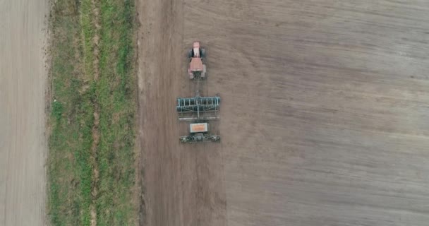 Vidékről és mezőgazdaságról, gabona vetés, mezőgazdasági traktorok eke a földre mezőben, Nézd a magasból. — Stock videók