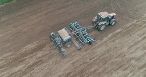 Vidékről és mezőgazdaságról, gabona vetés, mezőgazdasági traktorok eke a földre mezőben, Nézd a magasból. — Stock videók