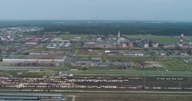 Rafineri, petrol, endüstriyel yatay görünüm yükseklikten ile yük trenlerinin havadan görünümü.
