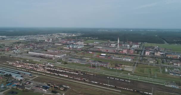製油所、石油、高さからの産業景観と貨物列車の空撮. — ストック動画