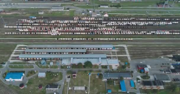 НПЗ, повітряний вид вантажних поїздів з нафтою, промисловий краєвид з висоти . — стокове відео