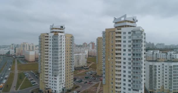 住宅小区, 飞越住宅楼, 城市基础设施, microdistrict 鸟瞰图. — 图库视频影像