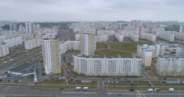 Rezidenční oblast, let nad obytné budovy, městské infrastruktury, microdistrict letecký pohled. — Stock video