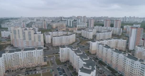 Zona residenziale, volo sopra edifici residenziali, infrastrutture urbane, microdistrict vista aerea. — Video Stock