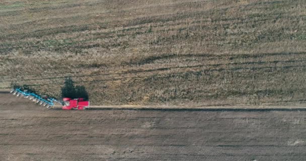 Сільське господарство та сільське господарство, посів зерна, трактори для сільського господарства оранжують землю на полі, вид з висоти . — стокове відео