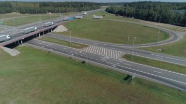 Konvoy kamyon sürüş karayolu, yol kavşak orman, lojistik taşımacılık, yükseklik yoldan görünümünü yakınındaki.