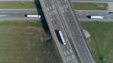 Konvoy kamyon sürüş Karayolu Köprüsü, orman, lojistik taşımacılık, yükseklik yoldan görünümünü yakınındaki yol kavşağı.