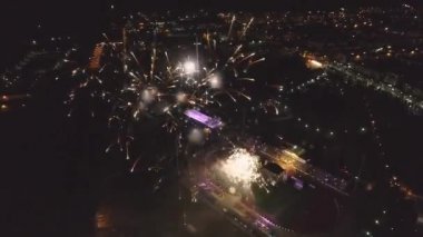 Gece kutlama, havai fişek gökyüzünde havai fişek renkli ışıklar futbol field yakınındaki hava görünümünü. Şehir merkezine Gökteki ışıkları.