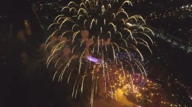 Gece kutlama, havai fişek gökyüzünde havai fişek renkli ışıklar futbol field yakınındaki hava görünümünü. Şehir merkezine Gökteki ışıkları.