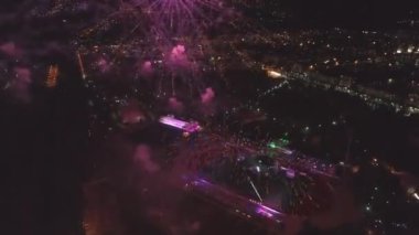 Gece kutlama, havai fişek gökyüzünde havai fişek renkli ışıklar futbol field yakınındaki hava görünümünü. Şehir merkezine Gökteki ışıkları.