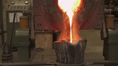Döküm, çelik sanayi, işçi bir konteyner içine sıvı erimiş metal dökmek.