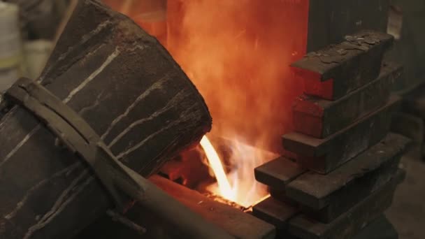 Ocelové slévárenství, dělníci nalijte tekuté roztaveného kovu do kontejneru. — Stock video