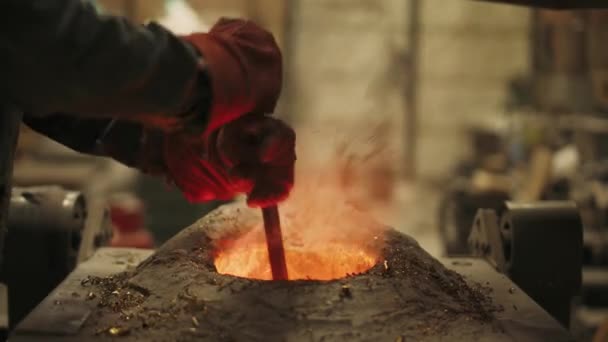 Ocelové slévárenství, pracovník mísí tekutého kovu v peci, plamen, přetavování ocel. — Stock video