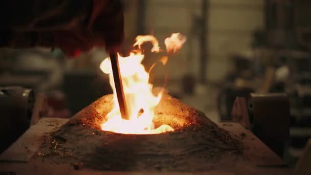 주조, 철강 산업, 작업자 혼합 액체 금속으로, 불꽃에 폐 강. — 비디오