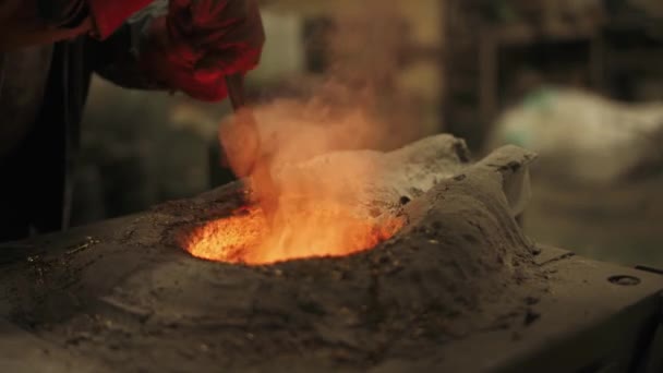 Ocelové slévárenství, pracovník mísí tekutého kovu v peci, plamen, přetavování ocel. — Stock video