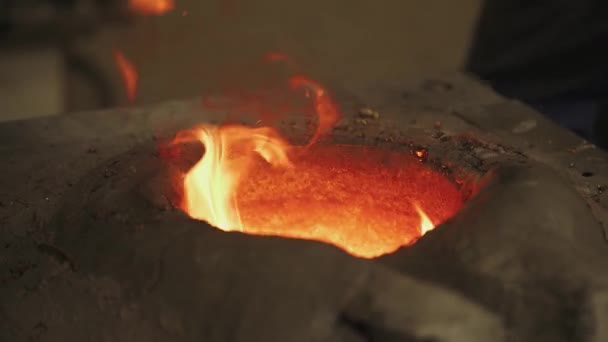 Gieterij, staal industrie, werknemer mixen vloeibaar metaal in oven, vlam, omsmelten staal. — Stockvideo