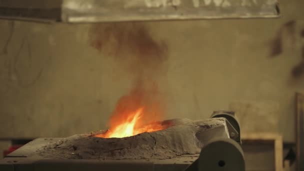 Slévárna, ocelářství, oceli se taví v peci, tavení oceli. — Stock video