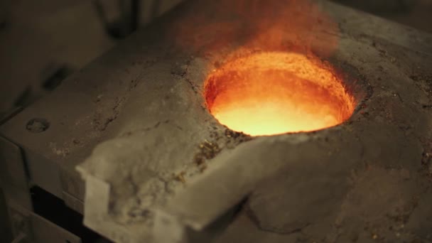 Gieterij, staal industrie, staal is gesmolten in een oven, smelten van staal. — Stockvideo