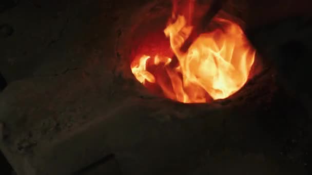 Industria de la fundición, acero, trabajador mezcla metal líquido en horno, fuego, acero de refundición. — Vídeo de stock