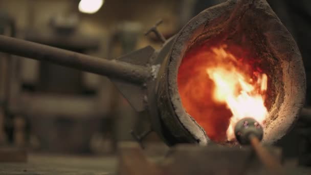 Ocelové slévárenství, hořící plynový hořák, pohled na nádrže na tekutá ocel. — Stock video