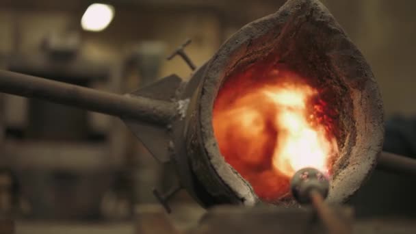 Gießerei, Stahl-Industrie, Gasbrenner, Blick auf den Tank für flüssigen Stahl brennen. — Stockvideo