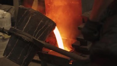 Döküm, çelik sanayi, işçi bir konteyner içine sıvı erimiş metal dökmek.