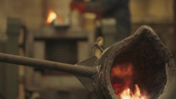 Литейный, стальной промышленности, горение газовой горелкой, вид бака для жидкой стали. — стоковое видео