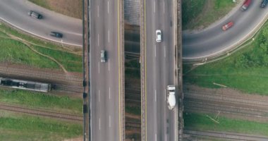 Yakındaki tren, navlun otoyol, demiryolu, araba trafik yol kavşağı üzerinde yolculuk tren yükseklikten görüntülemek.