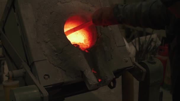 Ocelové slévárenství, pracovník mísí tekutého kovu v peci, plamen, přetavování ocel. — Stock video