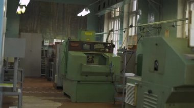 Üretim izle, eski bilgisayarlar ve elektronik donanımları göster.