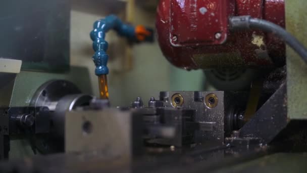 Productie van horloges, machine graveert stalen detail, Vloeistofgebaseerde koeling. — Stockvideo