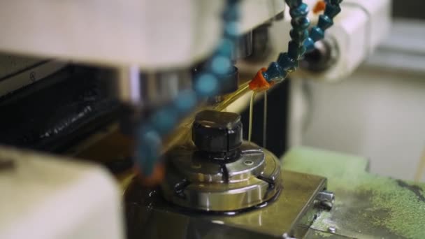 Produção de relógios, a máquina grava detalhe aço, refrigeração líquida. — Vídeo de Stock