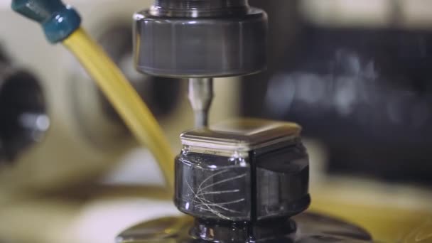 Productie van horloges, machine graveert stalen detail, Vloeistofgebaseerde koeling. — Stockvideo