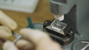 Saatler, ana üretimini cam bir kol saati, işlemeli ayarlar..