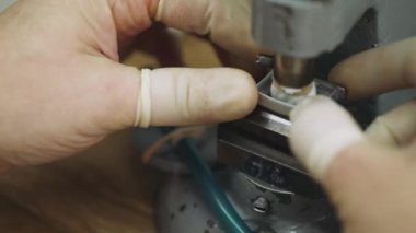 Saatler, ana üretimini cam bir kol saati, işlemeli ayarlar..