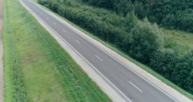 Lojistik, havadan görünümü, orman, yakınındaki yolda sürüş kamyon yükseklikten görüntülemek.