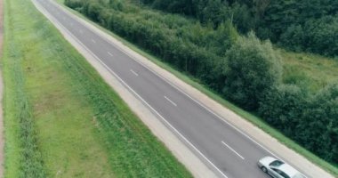 Lojistik, havadan görünümü, orman, yakınındaki yolda araba araba yükseklikten görüntülemek.