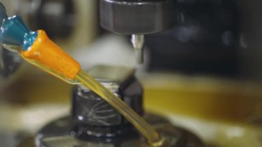 Üretim saatler, makine çelik ayrıntı, sıvı soğutma gravürleri.