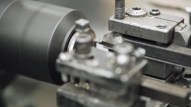 Üretim saatler, metal işleri, çelik parçalar Cnc makine tarafından frezeleme işlemi. — Stok video