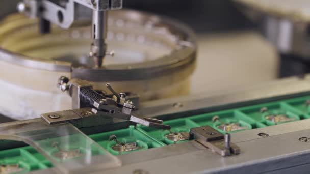 Productie van horloges, proces van het samenstellen van het mechanisme van een polshorloge machine Cnc, tandwielen en delen. — Stockvideo