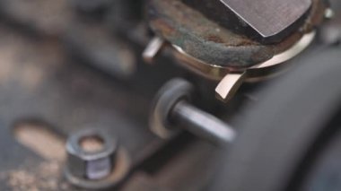 Üretim saatler, metal işleri, çelik parçalar Cnc makine tarafından frezeleme işlemi.