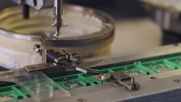 Производство часов, процесс сборки механизм наручные часы машины Cnc, шестерни и частей. — стоковое видео