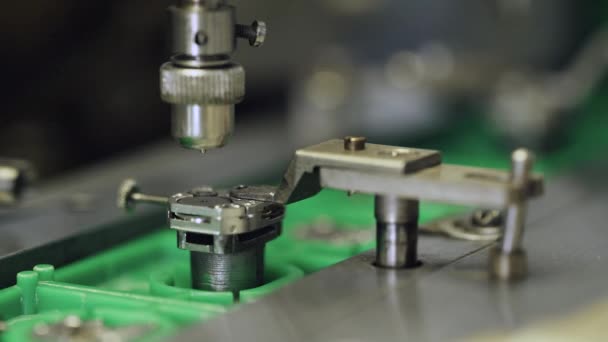 Produzione di orologi, processo di assemblaggio il meccanismo di un orologio da polso machine Cnc, ingranaggi e parti. — Video Stock