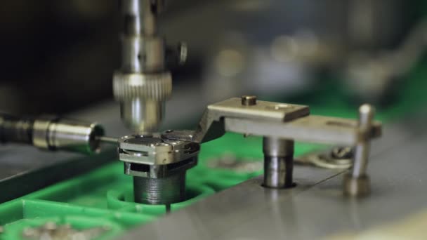 Produzione di orologi, processo di assemblaggio il meccanismo di un orologio da polso machine Cnc, ingranaggi e parti. — Video Stock