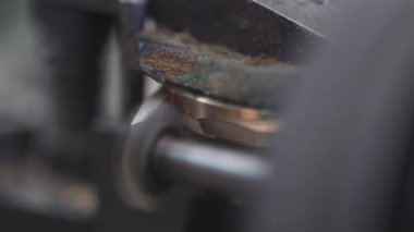 Üretim saatler, metal işleri, çelik parçalar Cnc makine tarafından frezeleme işlemi.