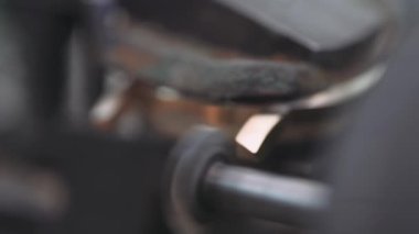 Üretim saatler, metal işleri, çelik parçalar Cnc makine tarafından frezeleme işlemi.